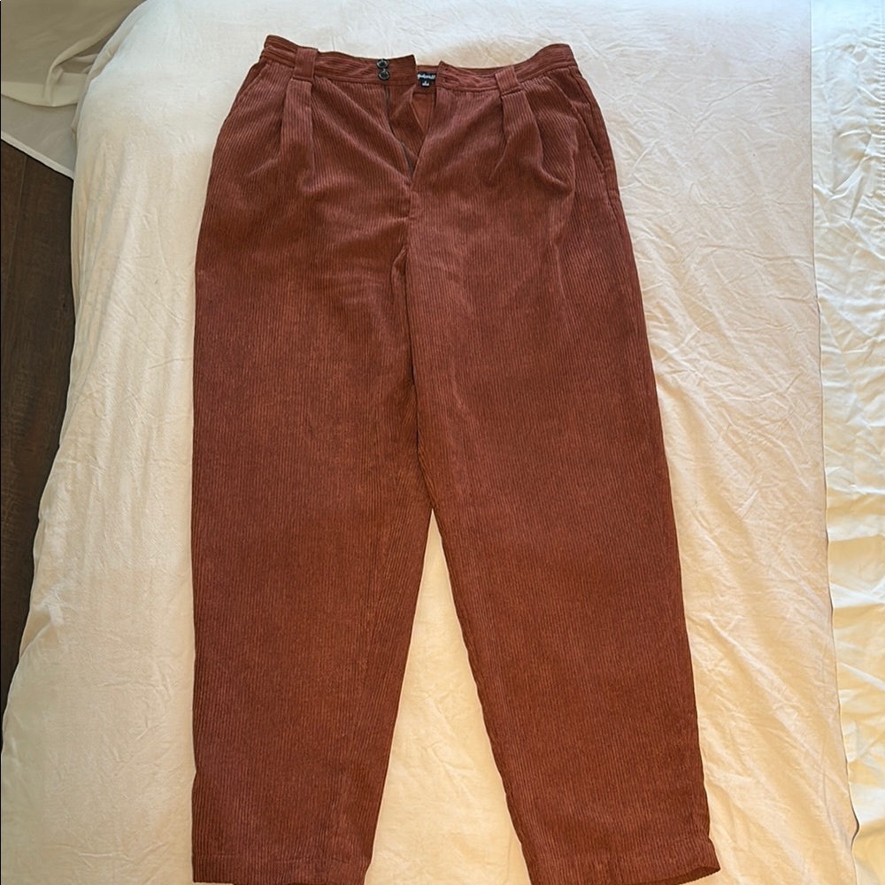 Madewell. Corduroy High-Rise Tapered Pants. Color: dusty redwood